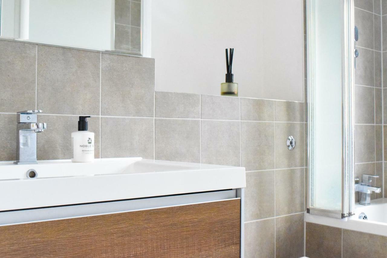 3 Bedroom Family House With A Superb Kitchen And Garden ロンドン エクステリア 写真